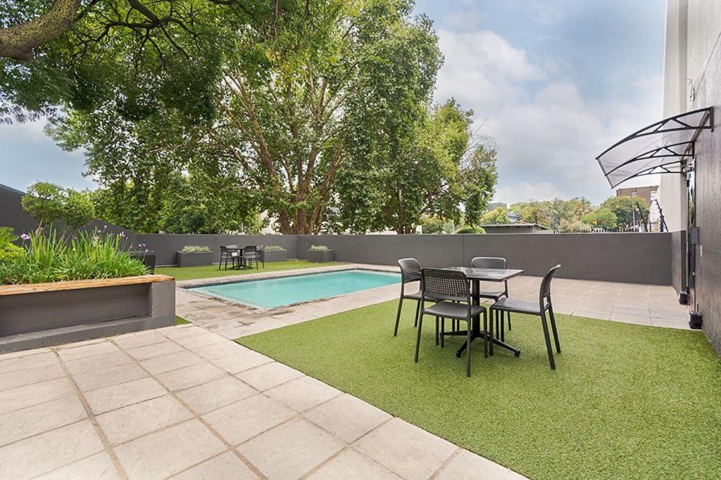 Urban Oasis Apartments At The Bolton Johannesburg Exterior photo